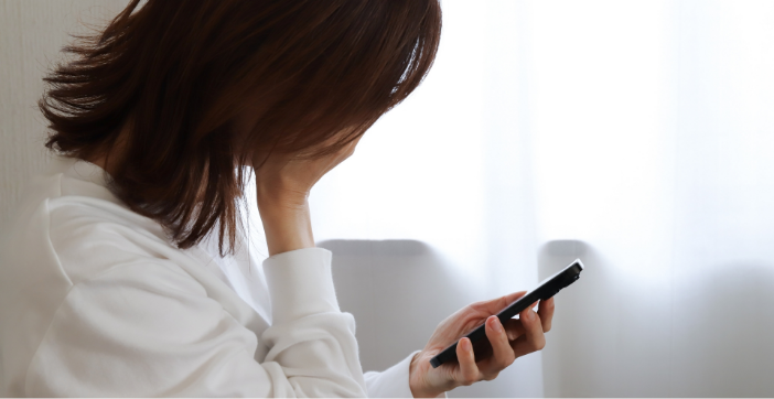 税金に悩む女性