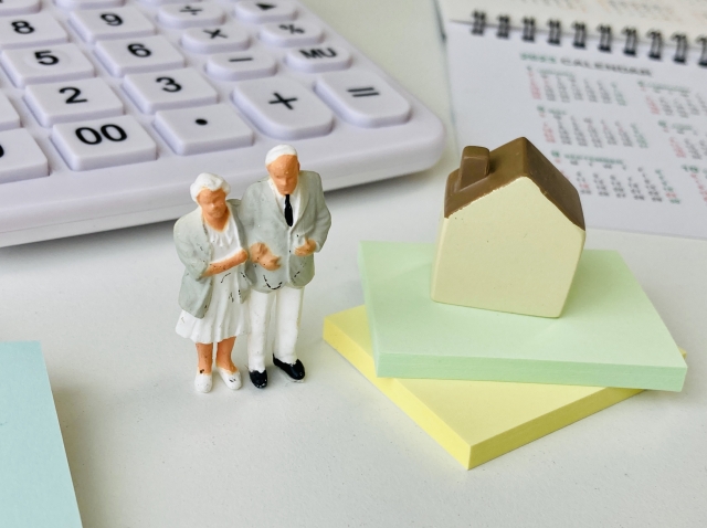 老夫婦と家の模型