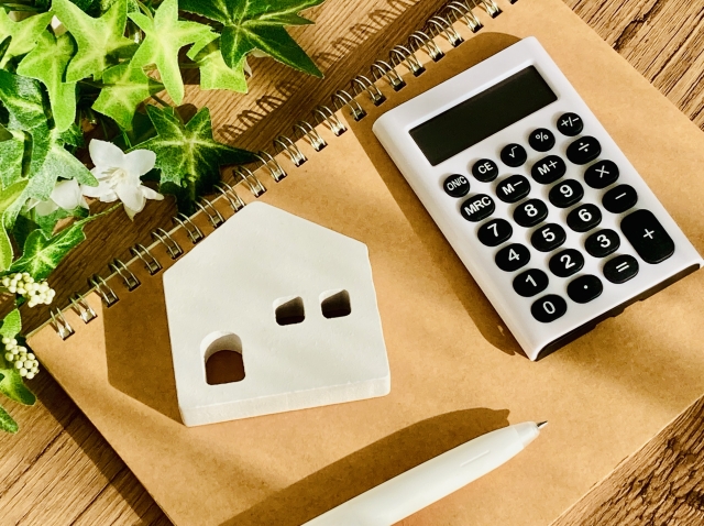 家の模型と電卓