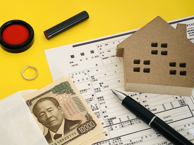 離婚届と家の模型