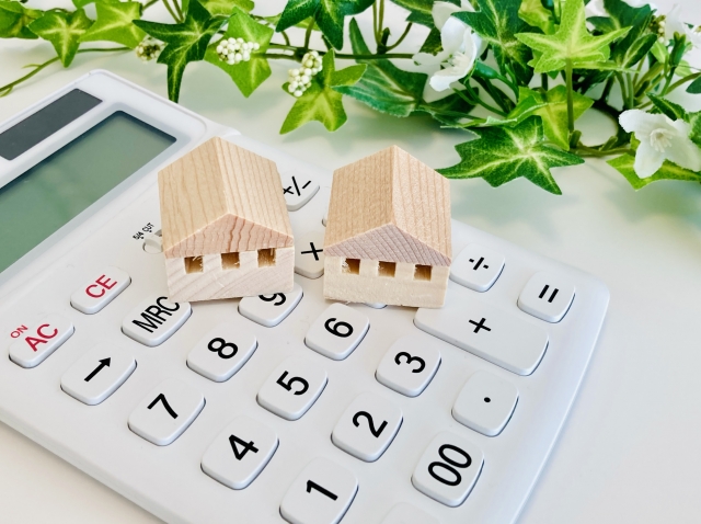 家の模型と電卓