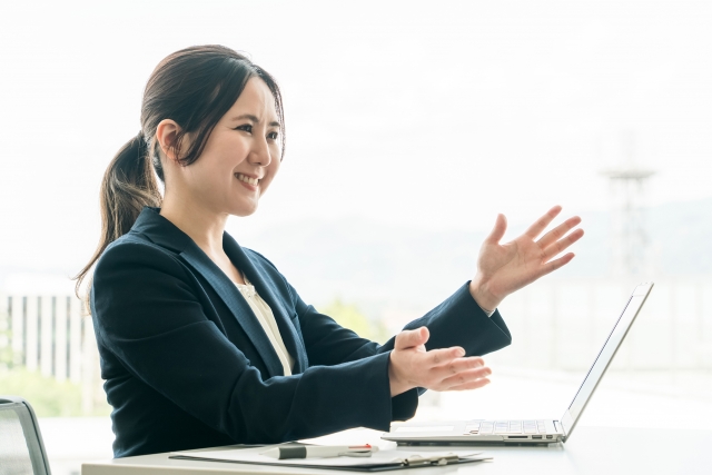 説明をする女性スタッフ