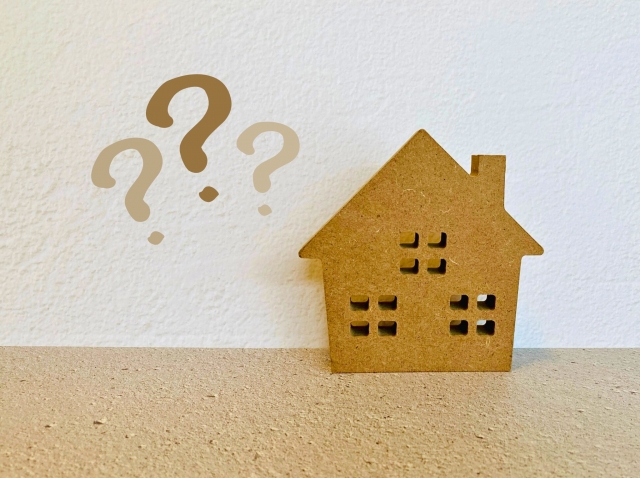 家の模型と?マーク