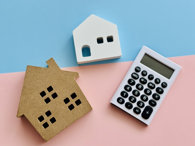 家の模型と電卓