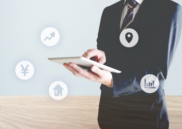 タブレットを持つスーツの男性