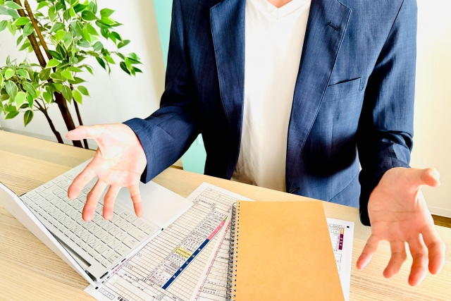 両手を広げているビジネスマン