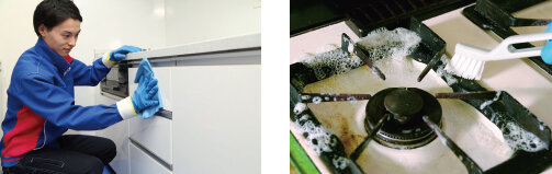 キッチンを掃除している男性作業員