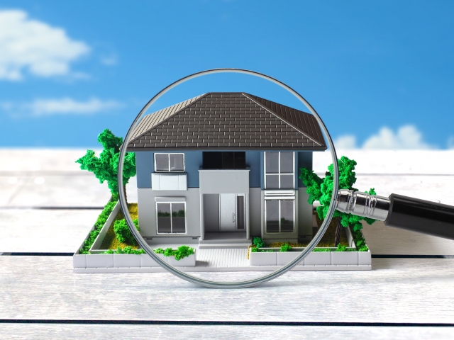 家の模型と虫眼鏡