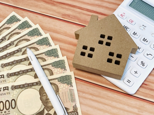 家の模型と現金