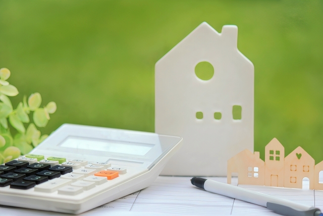 家の模型と電卓