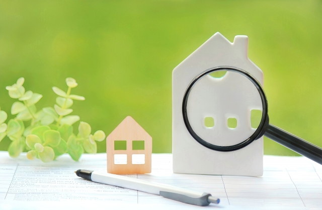 家の模型と虫眼鏡