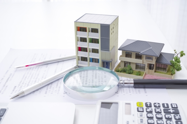 家の模型と虫眼鏡